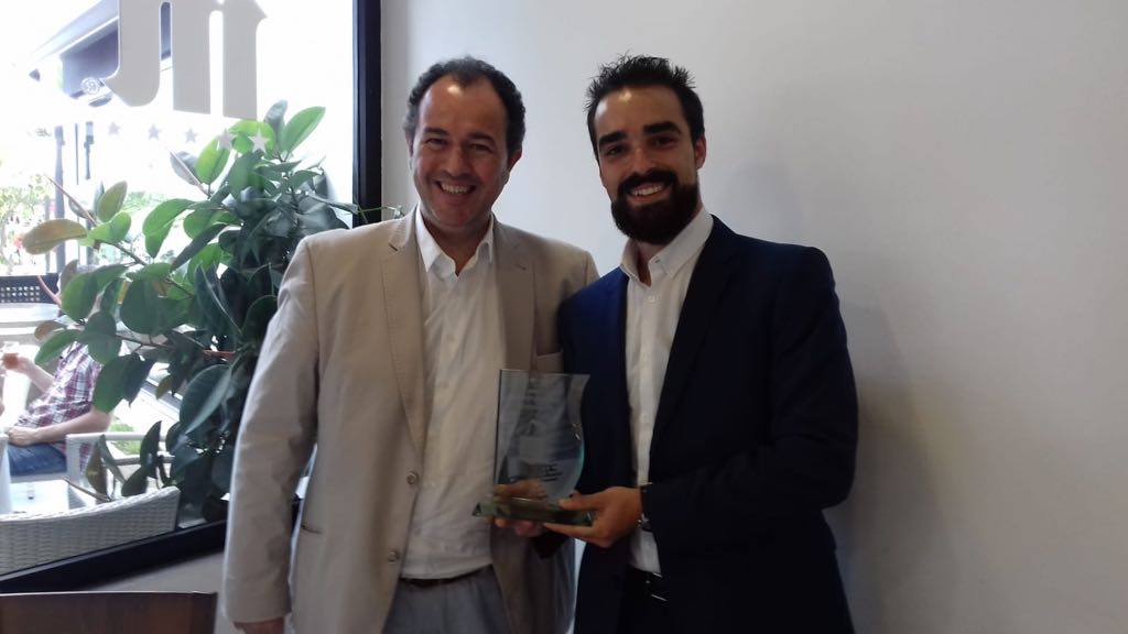 Enrique Remezal, COO de Icon Group, entrega el Premio Iberoamericano de Salud al Emprendimiento e Innovación a los fundadores de Health Pocket