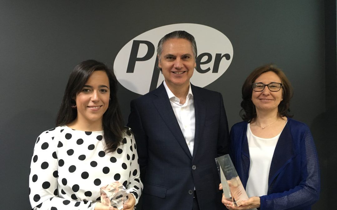 Carlos Díez-Ruza, CEO de Icon Group, entrega el Premio Iberoamericano de Salud al Emprendimiento e Innovación a Pfizer
