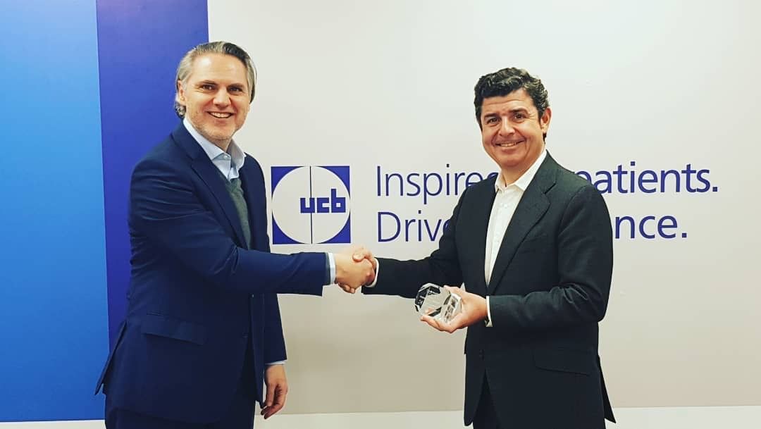 Carlos Díez-Ruza, Presidente y CEO de ICON Group, entrega a Jesús Sobrino, Director General de UCB Iberica, el Premio al Emprendimiento e Innovación, GoHA 2018