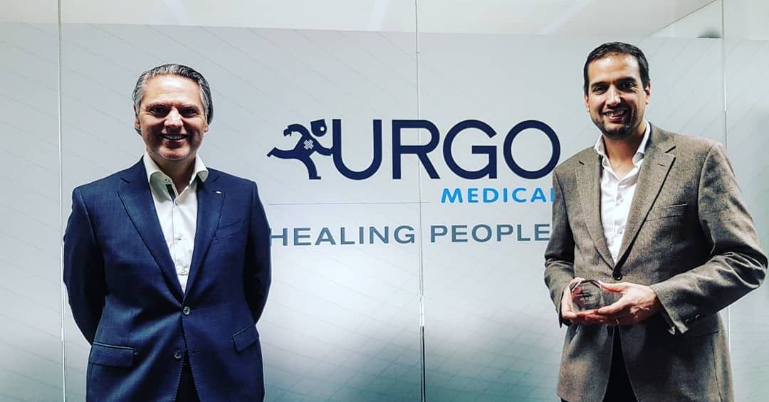 Carlos Díez-Ruza, Presidente y CEO de ICON Group, entrega a Xavier Camps, CEO de Urgo Medical, el Premio Iberoamericano al Emprendimiento e Innovación GoHA 2018